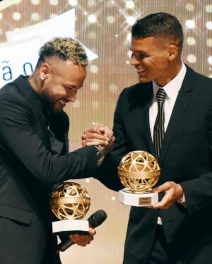 Neymar Jr Instagram - Jamais imaginei alcançar todos esses objetivos, meu sonho era só vestir a camisa da seleção 🇧🇷💚💛💙 
Muito feliz com essa homenagem 
Obrigado @ofuiclear e @tiagoleifert