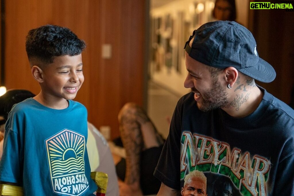 Neymar Jr Instagram - Esses dias tive a oportunidade de conhecer esse guerreiro @heitor_reissantos que já já estará representado nossa seleção @cbfamput … fiquei feliz em te conhecer menino, Deus abençoe sua vida 🙏❤️