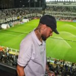 Neymar Jr Instagram - Ontem foi difícil expressar meu sentimento… hoje quando acordei eu sorria sozinho, de felicidade e lembrar que voltei a VILA BELMIRO após 10 anos. O frio na barriga que sentí ontem, foi igualzinho ao que senti na minha estreia pelo peixe… que sensação gostosa! Ontem, eu queria morar ali, naquele sentimento … frio na barriga, torcida gritando meu nome, camisa 11, moicano… quanta historia hein … OBRIGADO SANTOS, EU TE AMO 🖤🤍 #euvoumaseuvolto
