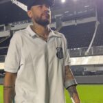 Neymar Jr Instagram - Voltando a pisar no gramado sagrado onde fez história. Vila Belmiro - Santos Futebol Clube