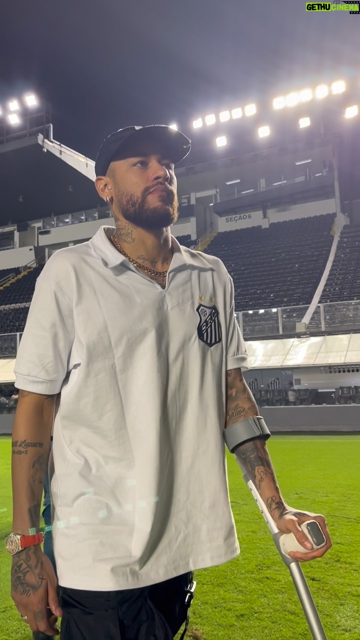 Neymar Jr Instagram - Voltando a pisar no gramado sagrado onde fez história. Vila Belmiro - Santos Futebol Clube