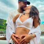 Neymar Jr Instagram - Sonhamos com a sua vida, planejamos a sua chegada e saber que você está aqui para completar o nosso amor, deixa os nossos dias muito mais felizes 🙏🏼 Você vai chegar em uma família linda, com irmão, avós, titios e titias que já te amam muito! Vem logo filho(a), estamos ansiosos por voce!❤️✨ “Antes de formá-lo no ventre eu o escolhi; antes de você nascer, eu o separei” - Jeremias‬ ‭1‬:‭5