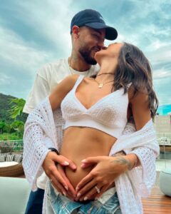 Neymar Jr Instagram - Sonhamos com a sua vida, planejamos a sua chegada e saber que você está aqui para completar o nosso amor, deixa os nossos dias muito mais felizes 🙏🏼 Você vai chegar em uma família linda, com irmão, avós, titios e titias que já te amam muito! Vem logo filho(a), estamos ansiosos por voce!❤️✨ “Antes de formá-lo no ventre eu o escolhi; antes de você nascer, eu o separei” - Jeremias‬ ‭1‬:‭5