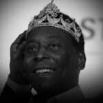 Neymar Jr Instagram – Antes de Pelé, “10” era apenas um número.
Li essa frase em algum lugar, em algum momento da minha vida.
Mas essa frase, linda, está incompleta.
Eu diria que antes de Pelé, o futebol era apenas um esporte.
Pelé mudou tudo.
Transformou o futebol em arte, em entretenimento.
Deu voz aos pobres, aos negros e principalmente:
Deu visibilidade ao Brasil.
O futebol e o Brasil elevaram seu status graças ao Rei!
Ele se foi, mas a sua magia permanecerá.
Pelé é ETERNO!!