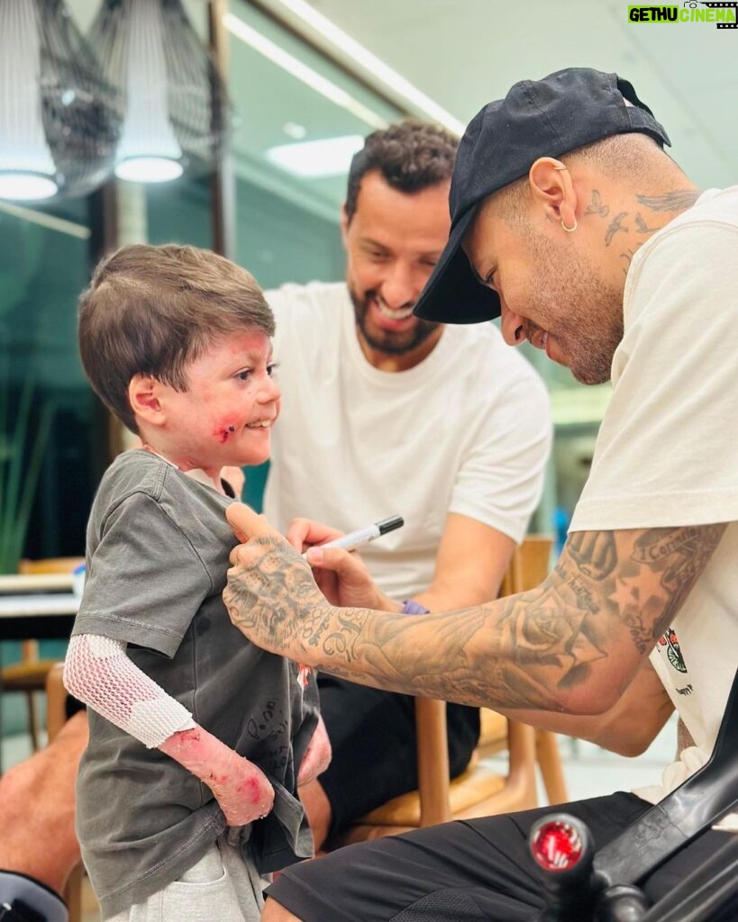 Neymar Jr Instagram - Hoje tive a felicidade de conhecer o menino @guigandramoura ❤️ Nosso bate bola ficou pra próxima 😉