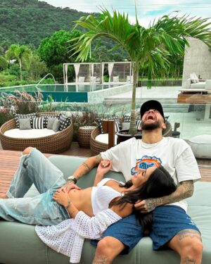 Neymar Jr Instagram - Sonhamos com a sua vida, planejamos a sua chegada e saber que você está aqui para completar o nosso amor, deixa os nossos dias muito mais felizes 🙏🏼

Você vai chegar em uma família linda, com irmão, avós, titios e titias que já te amam muito!

Vem logo filho(a), estamos ansiosos por voce!❤️✨

“Antes de formá-lo no ventre eu o escolhi; antes de você nascer, eu o separei” - Jeremias‬ ‭1‬:‭5