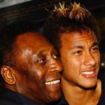 Neymar Jr Instagram – Antes de Pelé, “10” era apenas um número.
Li essa frase em algum lugar, em algum momento da minha vida.
Mas essa frase, linda, está incompleta.
Eu diria que antes de Pelé, o futebol era apenas um esporte.
Pelé mudou tudo.
Transformou o futebol em arte, em entretenimento.
Deu voz aos pobres, aos negros e principalmente:
Deu visibilidade ao Brasil.
O futebol e o Brasil elevaram seu status graças ao Rei!
Ele se foi, mas a sua magia permanecerá.
Pelé é ETERNO!!