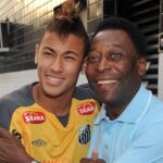 Neymar Jr Instagram – Antes de Pelé, “10” era apenas um número.
Li essa frase em algum lugar, em algum momento da minha vida.
Mas essa frase, linda, está incompleta.
Eu diria que antes de Pelé, o futebol era apenas um esporte.
Pelé mudou tudo.
Transformou o futebol em arte, em entretenimento.
Deu voz aos pobres, aos negros e principalmente:
Deu visibilidade ao Brasil.
O futebol e o Brasil elevaram seu status graças ao Rei!
Ele se foi, mas a sua magia permanecerá.
Pelé é ETERNO!!