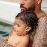 Neymar Jr Instagram – *Foi muito maravilhoso receber o carinho dos torcedores do @alhilal 💙🤍
*Recorde de gols pela @cbf_futebol 💙💚💛
*Nascimento da minha princesa MAVIE 😍

2023 foi um ano muito difícil pra mim mas esses 3 momentos ficarão guardados na minha memória e no meu coração ❤️