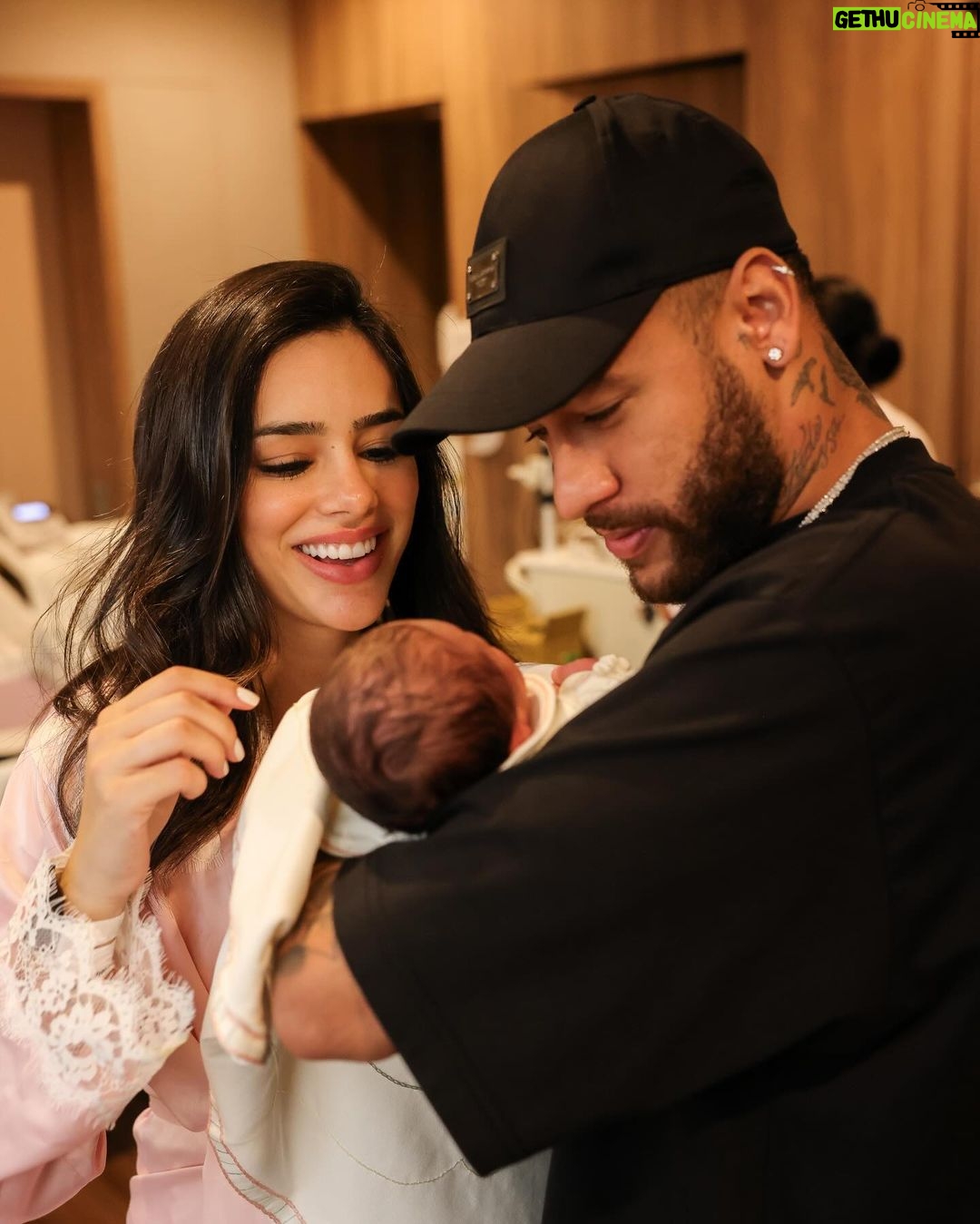 Neymar Jr Instagram - *Foi muito maravilhoso receber o carinho dos torcedores do @alhilal 💙🤍 *Recorde de gols pela @cbf_futebol 💙💚💛 *Nascimento da minha princesa MAVIE 😍 2023 foi um ano muito difícil pra mim mas esses 3 momentos ficarão guardados na minha memória e no meu coração ❤️
