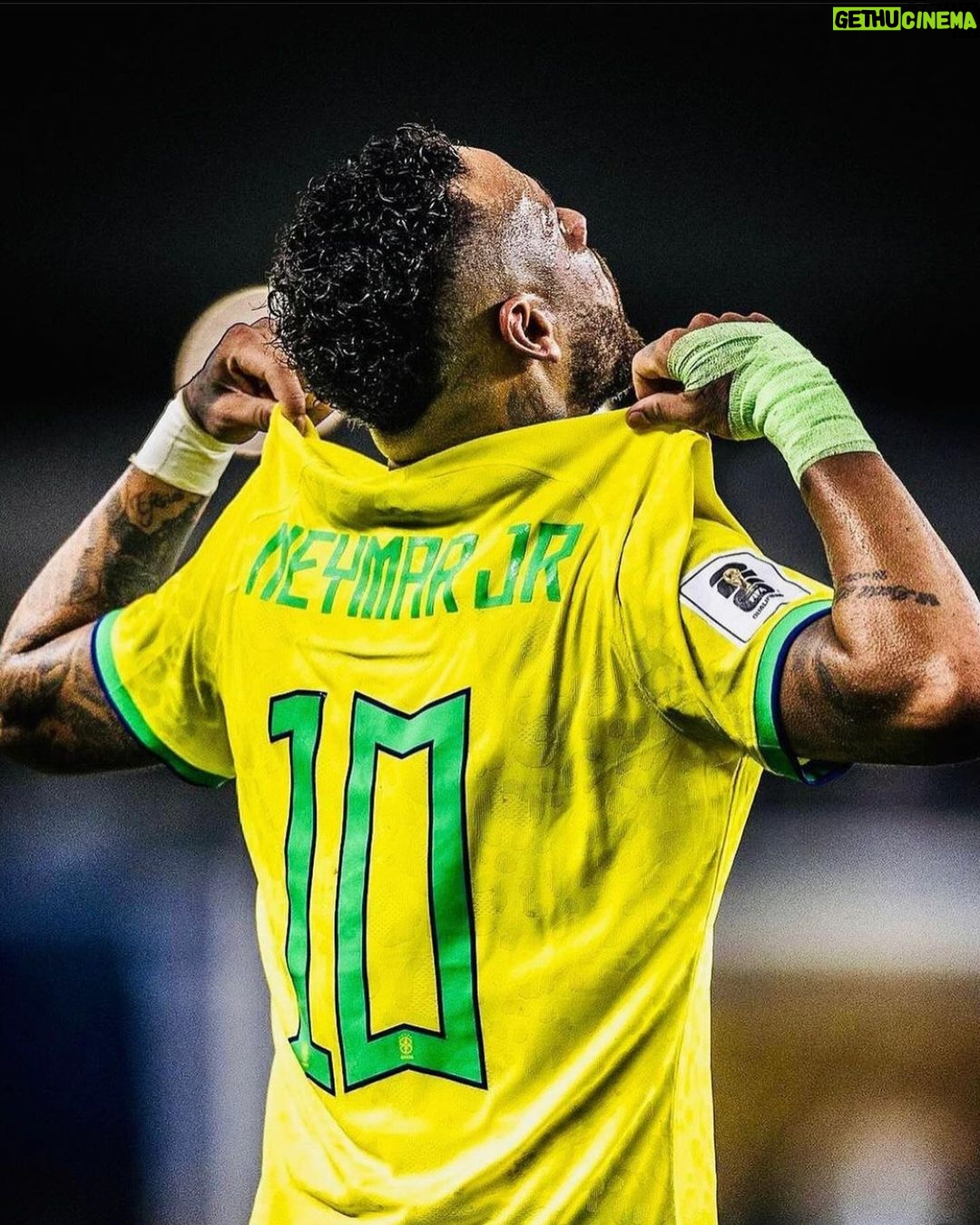 Neymar Jr Instagram - *Foi muito maravilhoso receber o carinho dos torcedores do @alhilal 💙🤍 *Recorde de gols pela @cbf_futebol 💙💚💛 *Nascimento da minha princesa MAVIE 😍 2023 foi um ano muito difícil pra mim mas esses 3 momentos ficarão guardados na minha memória e no meu coração ❤️