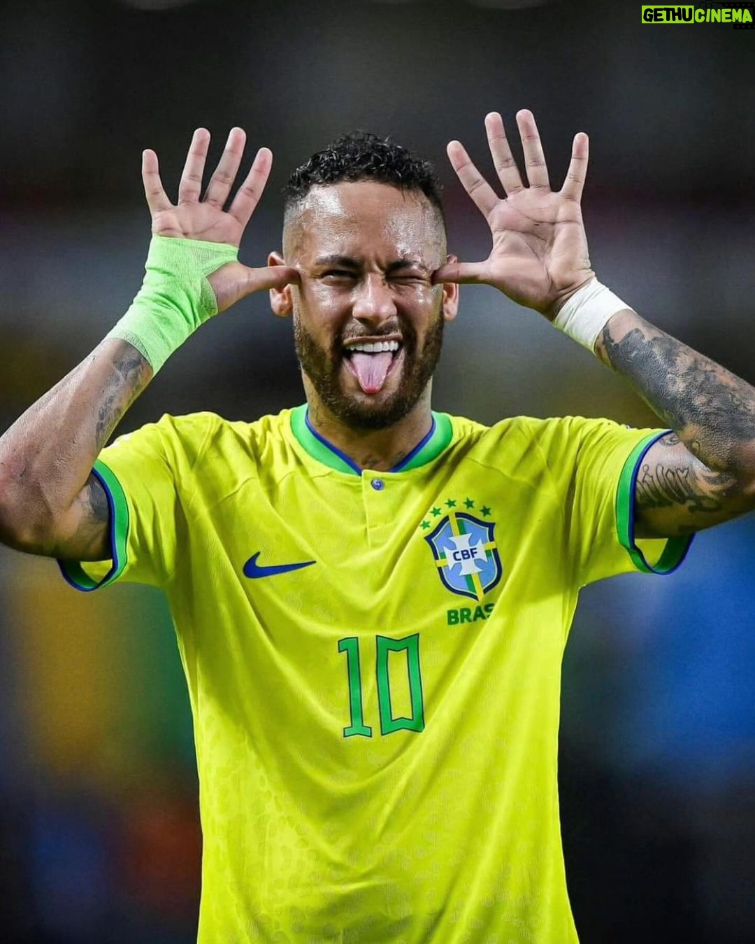 Neymar Jr Instagram - *Foi muito maravilhoso receber o carinho dos torcedores do @alhilal 💙🤍 *Recorde de gols pela @cbf_futebol 💙💚💛 *Nascimento da minha princesa MAVIE 😍 2023 foi um ano muito difícil pra mim mas esses 3 momentos ficarão guardados na minha memória e no meu coração ❤️