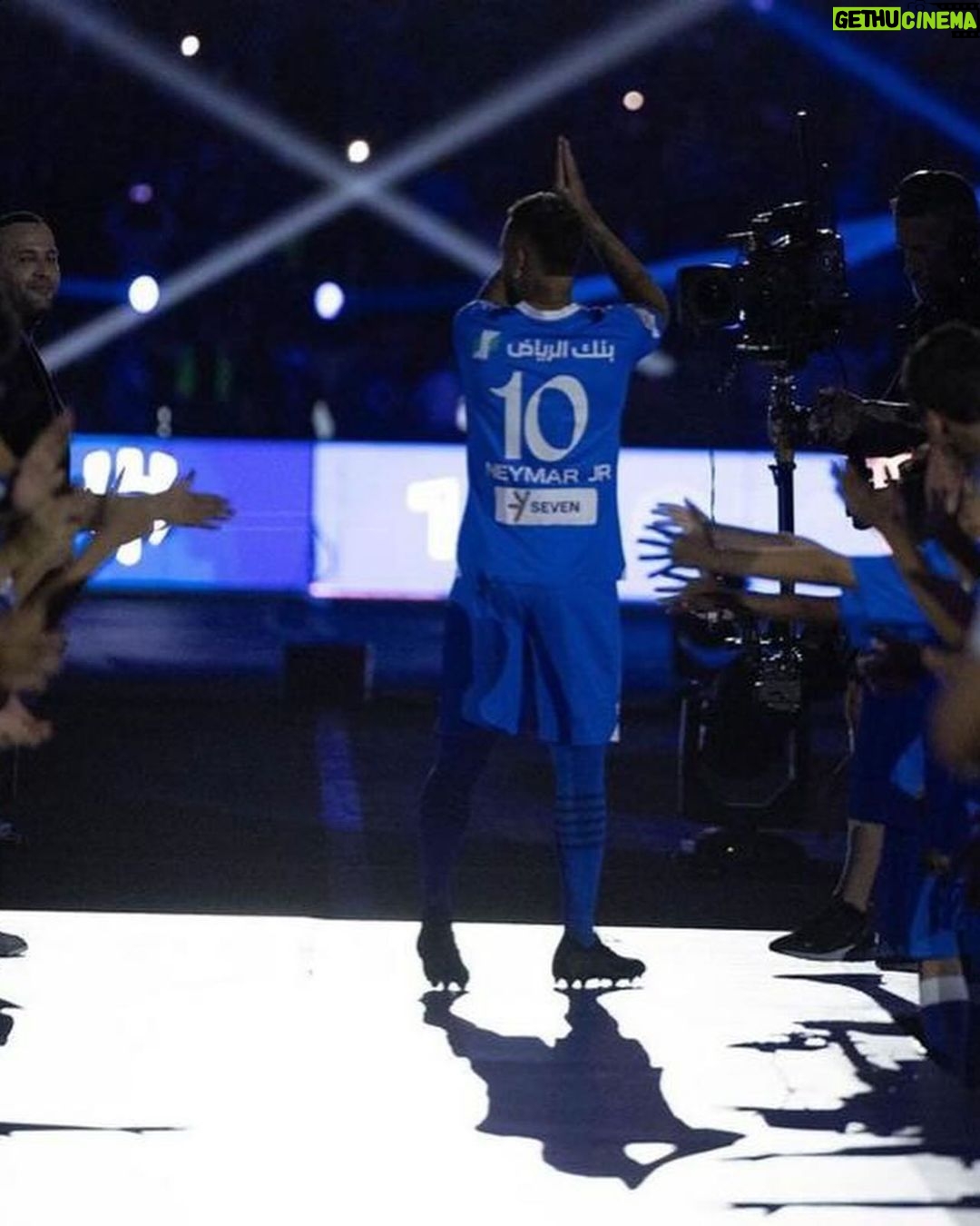 Neymar Jr Instagram - *Foi muito maravilhoso receber o carinho dos torcedores do @alhilal 💙🤍 *Recorde de gols pela @cbf_futebol 💙💚💛 *Nascimento da minha princesa MAVIE 😍 2023 foi um ano muito difícil pra mim mas esses 3 momentos ficarão guardados na minha memória e no meu coração ❤️
