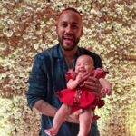 Neymar Jr Instagram - Primeiro Natal da maviezinha! Muito paparicada e brava na hora das fotos 😂 Amor pra você não vai faltar princesa ❤️ Onde Há Amor