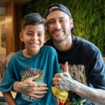 Neymar Jr Instagram - Esses dias tive a oportunidade de conhecer esse guerreiro @heitor_reissantos que já já estará representado nossa seleção @cbfamput … fiquei feliz em te conhecer menino, Deus abençoe sua vida 🙏❤️