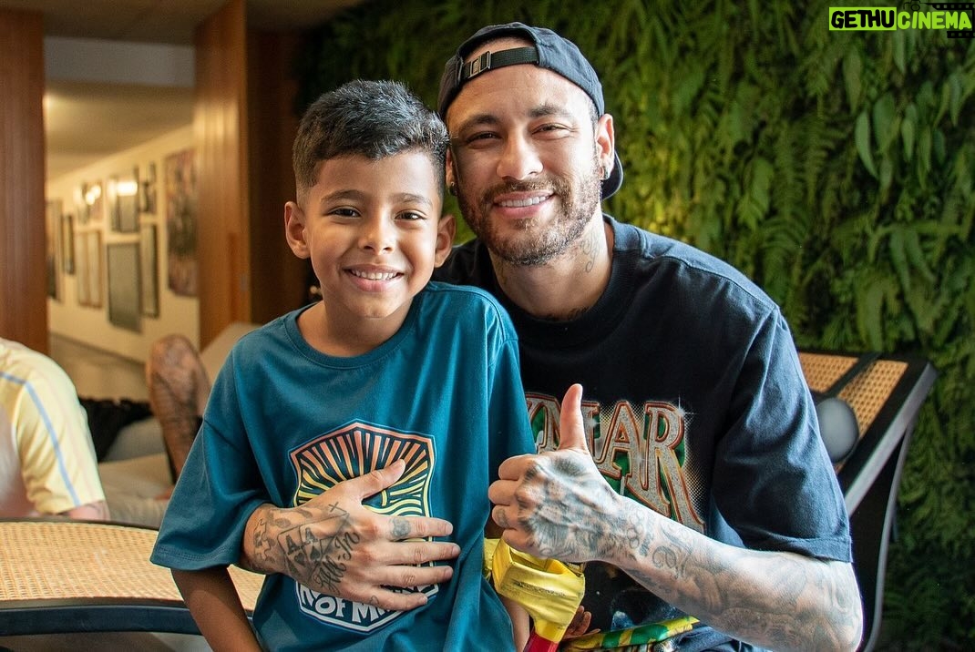 Neymar Jr Instagram - Esses dias tive a oportunidade de conhecer esse guerreiro @heitor_reissantos que já já estará representado nossa seleção @cbfamput … fiquei feliz em te conhecer menino, Deus abençoe sua vida 🙏❤️