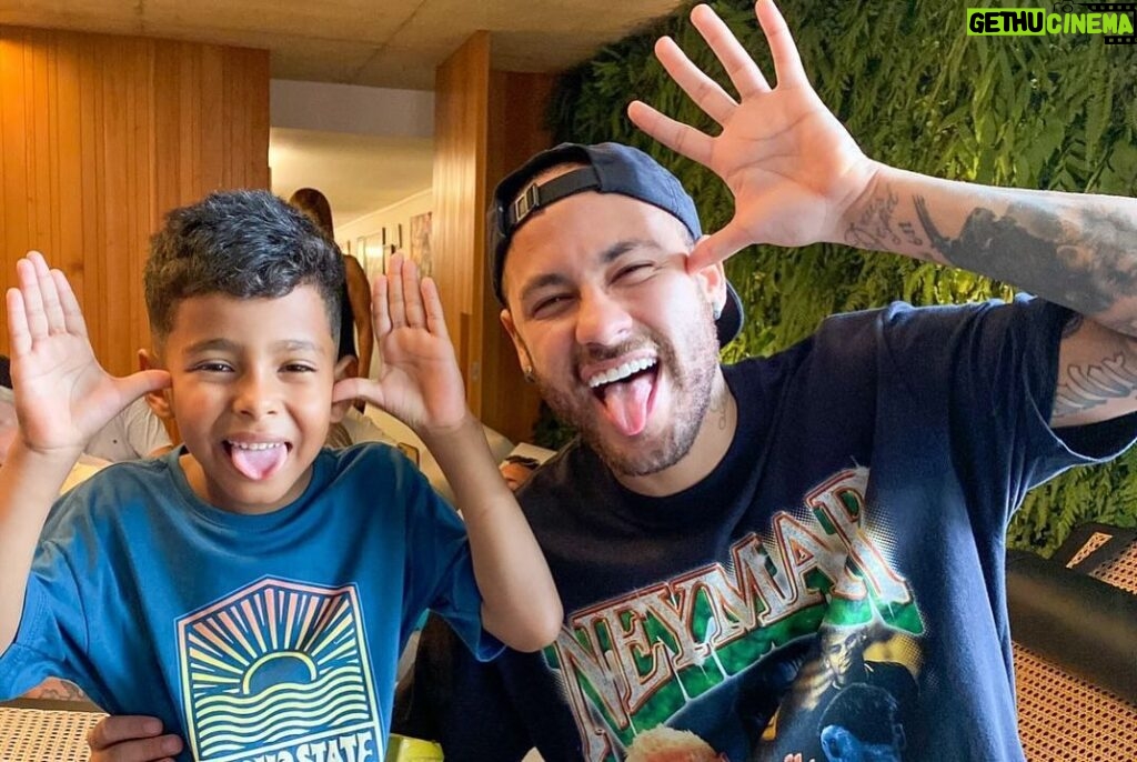 Neymar Jr Instagram - Esses dias tive a oportunidade de conhecer esse guerreiro @heitor_reissantos que já já estará representado nossa seleção @cbfamput … fiquei feliz em te conhecer menino, Deus abençoe sua vida 🙏❤️
