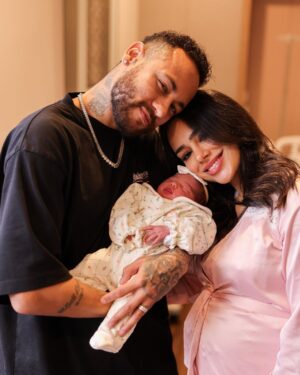 Neymar Jr Instagram - Nossa Mavie chegou pra completar as nossas vidas ❤️🙏🏼
Seja bem-vinda, filha!
Você já é muito amada por nós.. obrigada por ter nos escolhido ✨
Que Deus te abençoe!