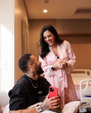 Neymar Jr Instagram - Nossa Mavie chegou pra completar as nossas vidas ❤️🙏🏼
Seja bem-vinda, filha!
Você já é muito amada por nós.. obrigada por ter nos escolhido ✨
Que Deus te abençoe!