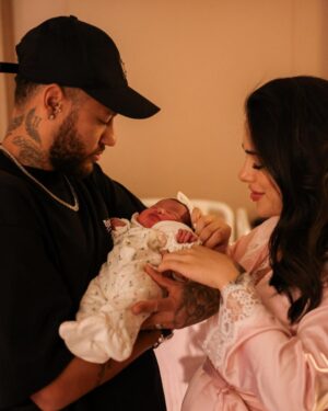 Neymar Jr Instagram - Nossa Mavie chegou pra completar as nossas vidas ❤️🙏🏼
Seja bem-vinda, filha!
Você já é muito amada por nós.. obrigada por ter nos escolhido ✨
Que Deus te abençoe!