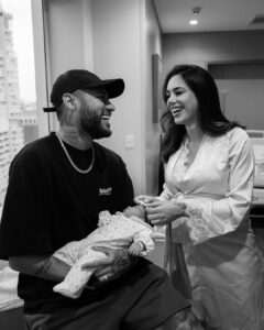 Neymar Jr Instagram - Nossa Mavie chegou pra completar as nossas vidas ❤️🙏🏼 Seja bem-vinda, filha! Você já é muito amada por nós.. obrigada por ter nos escolhido ✨ Que Deus te abençoe!