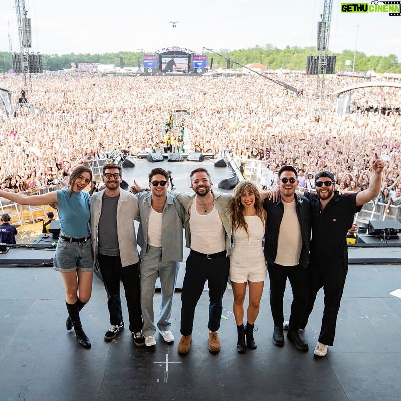 Niall Horan Instagram - PINKPOP ! What an unbelievable crowd, thank you for coming out to see us . Also huge thank you to the incredible @thelumineers for bringing me out to sing one of my favourite songs with them ! Pinkpop Festival
