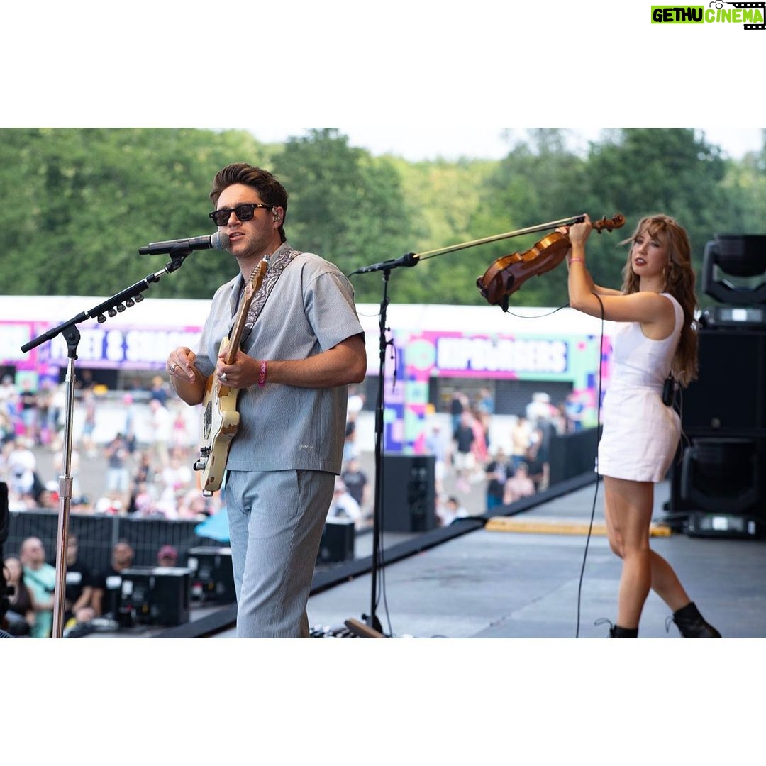 Niall Horan Instagram - PINKPOP ! What an unbelievable crowd, thank you for coming out to see us . Also huge thank you to the incredible @thelumineers for bringing me out to sing one of my favourite songs with them ! Pinkpop Festival