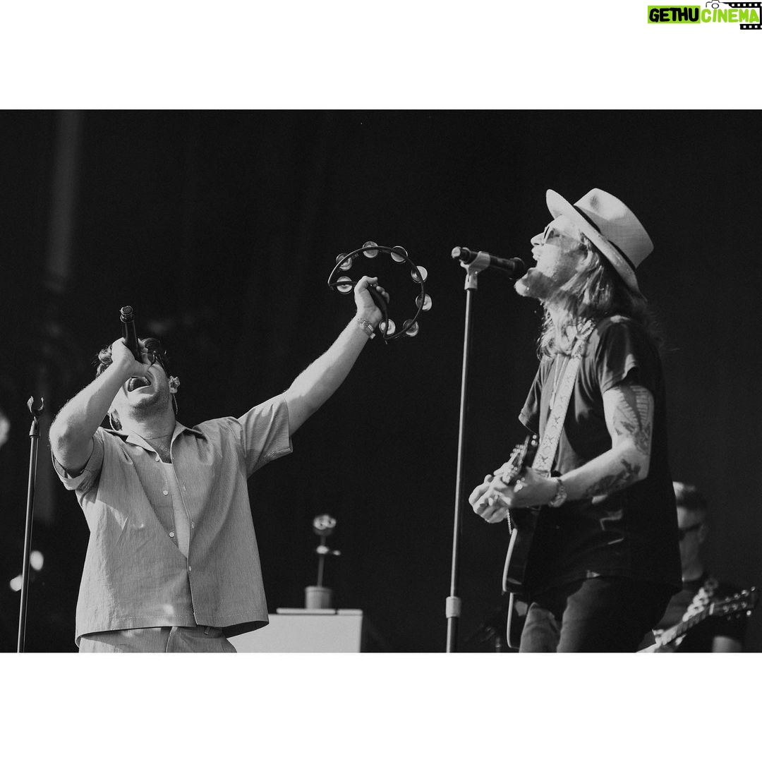 Niall Horan Instagram - PINKPOP ! What an unbelievable crowd, thank you for coming out to see us . Also huge thank you to the incredible @thelumineers for bringing me out to sing one of my favourite songs with them ! Pinkpop Festival