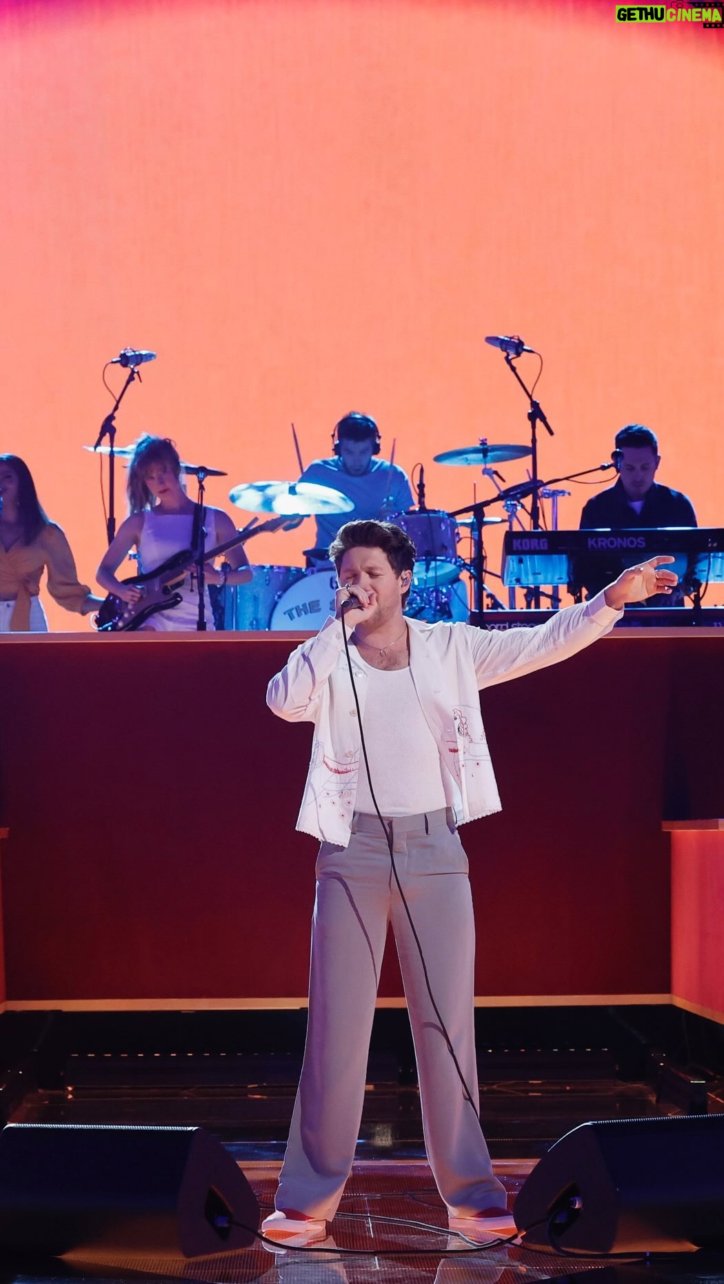 Niall Horan Instagram - Felt so good to be up on #TheVoice stage performing “Meltdown” ❤️ See you all next week for the big finale! #TeamNiall