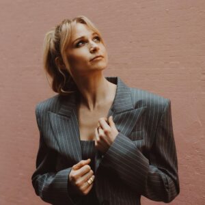Niamh Algar Instagram - Absolutely loved chatting to the brilliant @joshsmithhosts from @glamouruk about filming #Malpractice and working with @barantini & @grace__oa 
Check out the full interview in my bio 🙏🏻💕🩺🎥

Shot by @christiantierney 
Styling @hollyevawhite 
Hair @patrickwilson 
Make up @kennethsohmakeup 
Wearing @magdabutrym