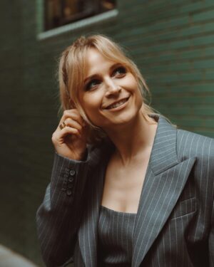 Niamh Algar Instagram - Check out today's @businesspostmagazine 
Chatting about the team behind new tv series #Malpractice which airs this day next week! Also 👟👟

📸 captured by the talented and kindest soul @christiantierney 

@itv @itvxofficial #malpractice #irishactor #medicalthriller #medicaldrama