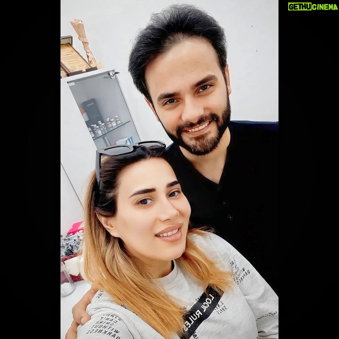 Nicat Əli Instagram - Əziz Dostum Günay. Uzun müddətdir görüşmək imkanı olmurdu. Çox xoş oldu Günay. Həkim Kosmetoloq Günay Qafari artıq yeni məkandadır. Həzi Aslanov metrosunun çıxışı ilə üz bə üz. Əlaqə üçün Direktə yaza bilərsiz. 👉 @by_gunayqafari 👈