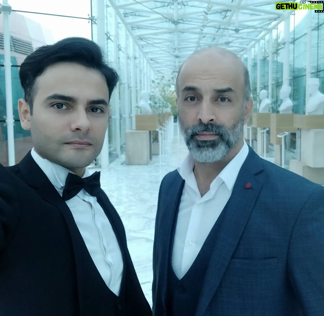 Nicat Əli Instagram - Əziz müəllimim sizi təbrik edirəm. Neçə neçə gözəl illərə çıxasız. Sizin tələbəniz olmaq və sizinlə eyninsəhnəni bölüşmək fəxrdir mənə. Doğum gününüz mübarək !!! @parvizmammadrzayevofficial @akademik_musiqili_teatr
