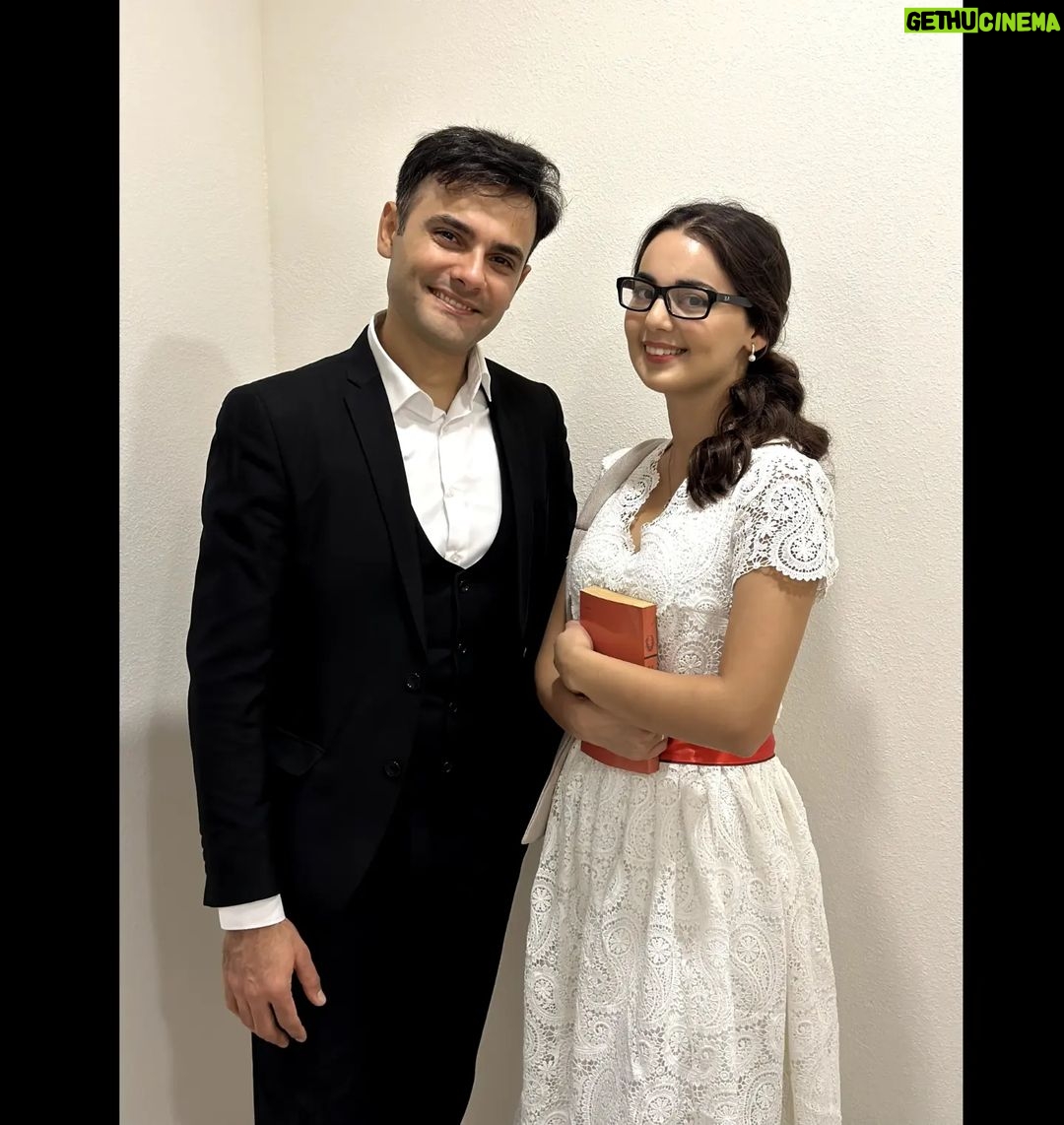 Nicat Əli Instagram - Müəllimlə maraqlı iş görmək zövq verir. Xüsusən bu işi gözəl, səmimi və istedadlı dostlarla görəndə lap zövq verir. Var olun dostlar❤️❤️❤️ @parvizmammadrzayevofficial @kerimova_irana @mr_.abdullayev . . . #nicataliofficial #nicatali #actor #oyuncu #set #serial #kino #film #azerbaijan #baku #azerbaycanfilm #dizi #zkfo #zenginkızfakiroğlan #musicaltheatre #notrdamqozbeli #akademikmusiqiliteatr #theatre #instagram #instagramaz #trt1 #imtahanofficial #xezertvofficial #parisnotrdamaithaf #kvazimodo #квазимодо
