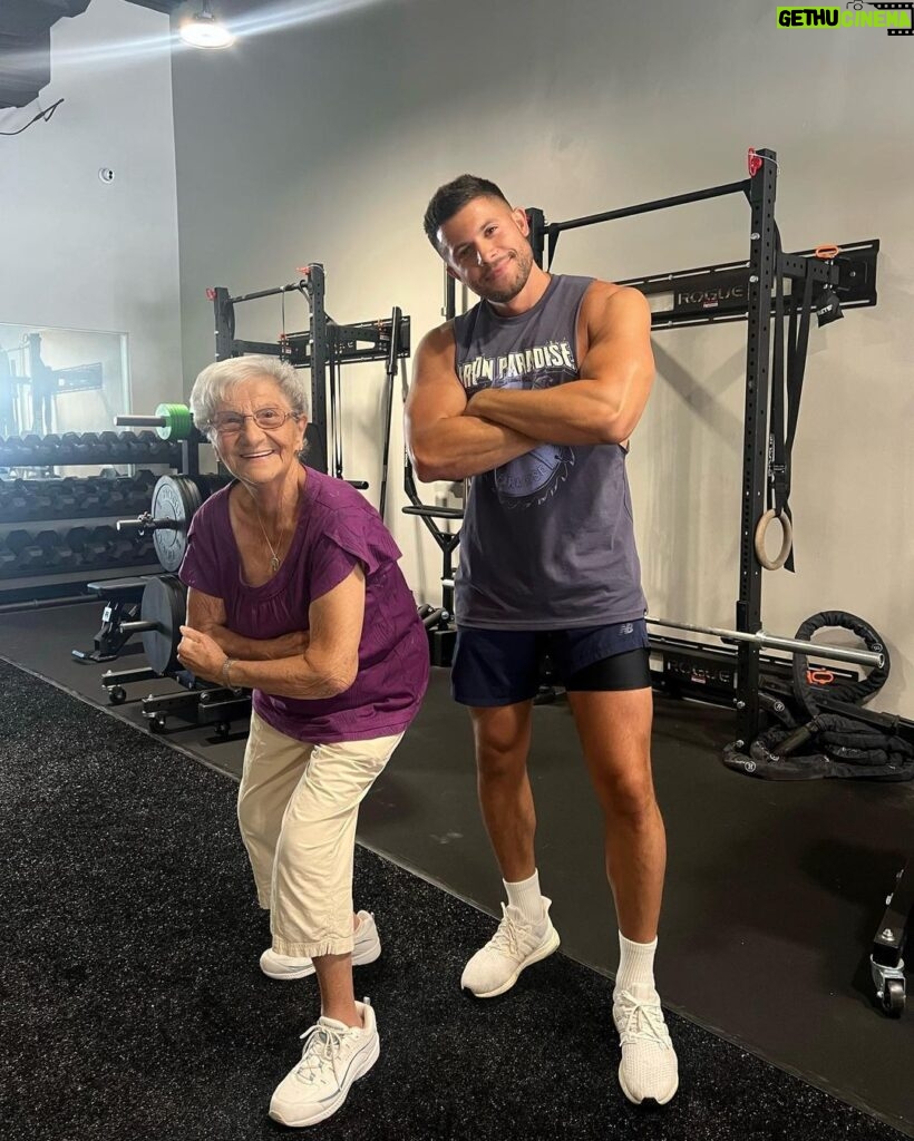 Nick Barrotta Instagram - saturday morning flex 👵🏼💪🏼 #95yearsyoung @8well.life 8WELL