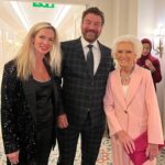 Nick Knowles Instagram - Dame Mary Berry winning an award and the admiration of Dame Judy Dench this evening. The honey monster in the middle is me with my best buddy and sister from another Mister @kirsty.sr