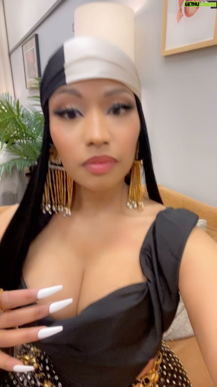 Nicki Minaj Instagram - Thank you to Kelly & Mark & their amazing & hospitable team for having me 🎀 @livekellyandmark 🎀