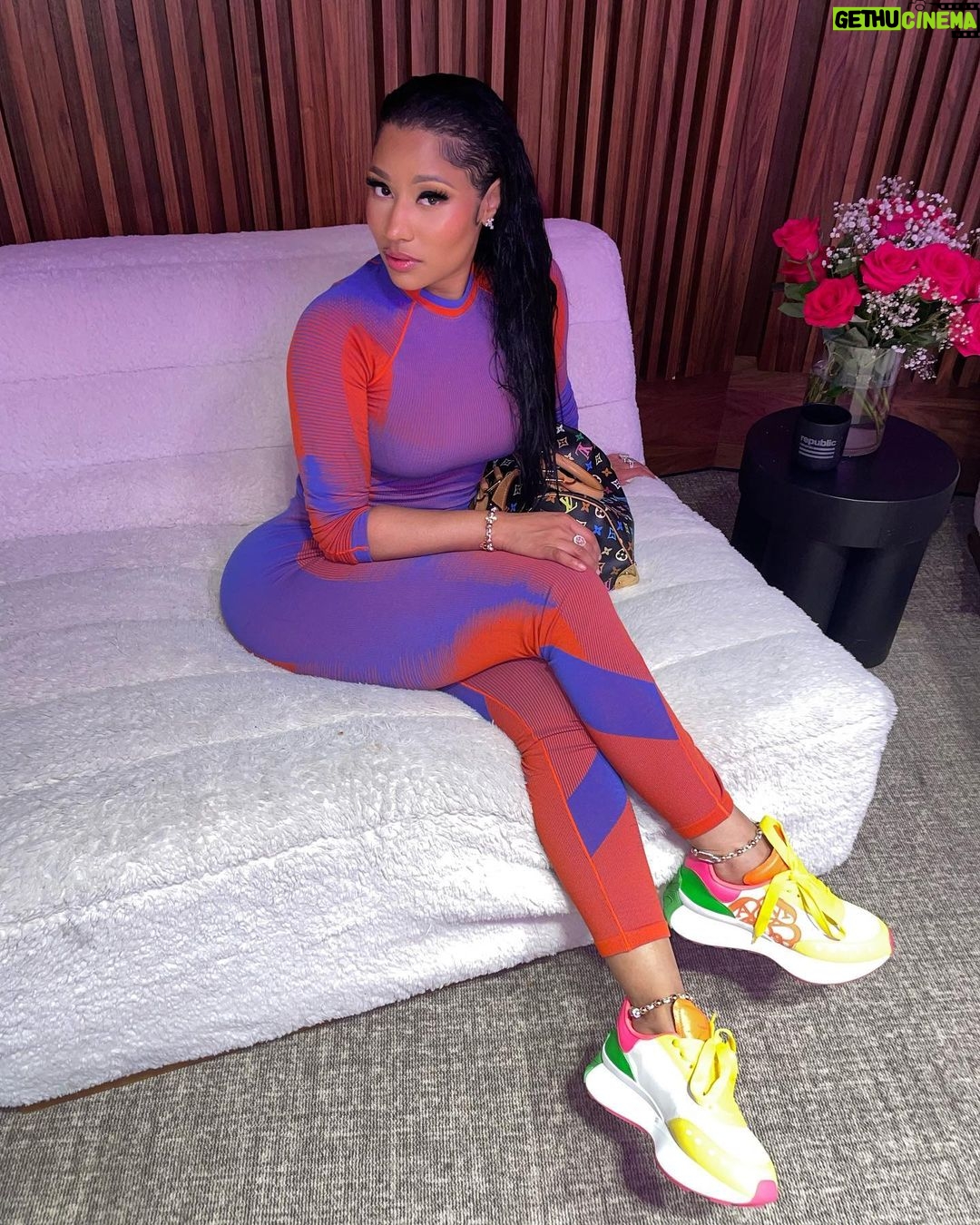 Nicki Minaj Instagram - ππ»π½π«Άπ½