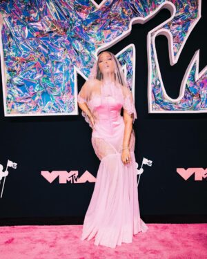 Nicki Minaj Instagram - DOLCE & GABARBIE 🎀 #MTVVMA’s 🤍👑