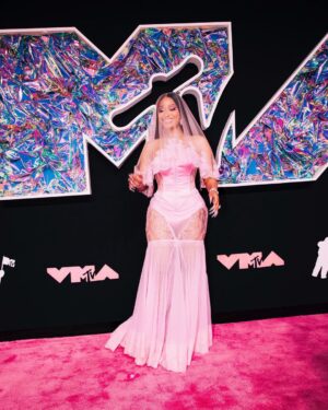 Nicki Minaj Instagram - DOLCE & GABARBIE 🎀 #MTVVMA’s 🤍👑