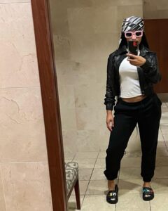 Nicki Minaj Instagram - Why would they let papa bear muva host the VMA’s this year chi! 😬🤫😂🤣 oh it’s gon be a KI. not 🔑. A ki 🤪 b!ch!!!!! see you on the 12th!!! NEW YORK STAND TF UP!!!!!!! @vmas (p.s. I kept this Chanel jacket for 10 years knowing I’d fit back into it one day. Lmfao manifestation!!! That good ‘ol SAGITTARIUS ♐️ MANIFESTATION