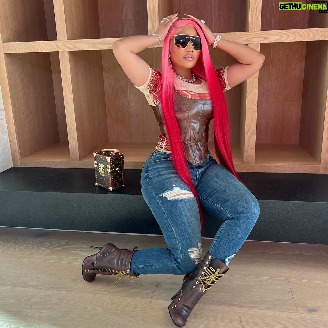 Nicki Minaj - 1.8 Million Likes - Caught’m wit they hand out tryna catch the sauce 🥣