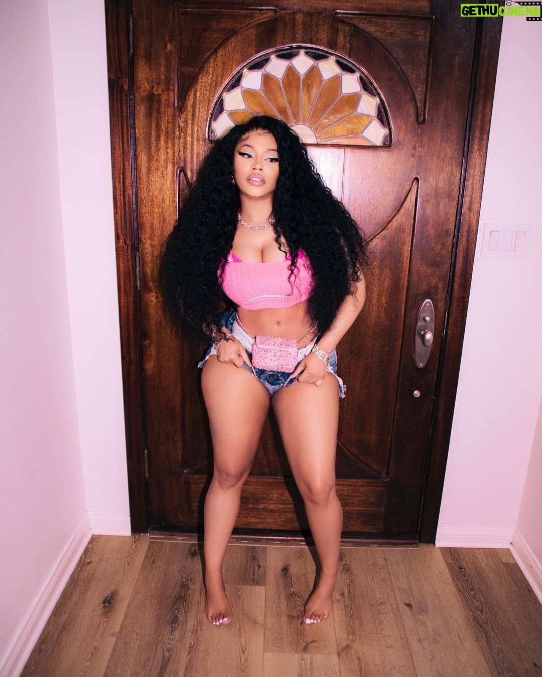 Nicki Minaj - 2.1 Million Likes - Boi affi dead if he ever diss meeeeee. He know what to do if he ever miss meeee 🎀