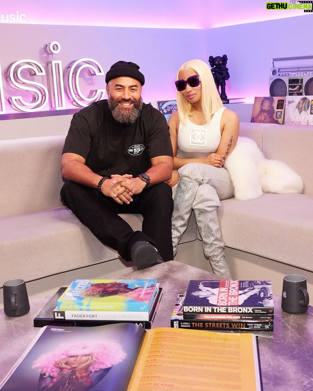 Nicki Minaj Instagram - A convo with @oldmanebro & @applemusic #AppleMusic1 🙏🏽🎀