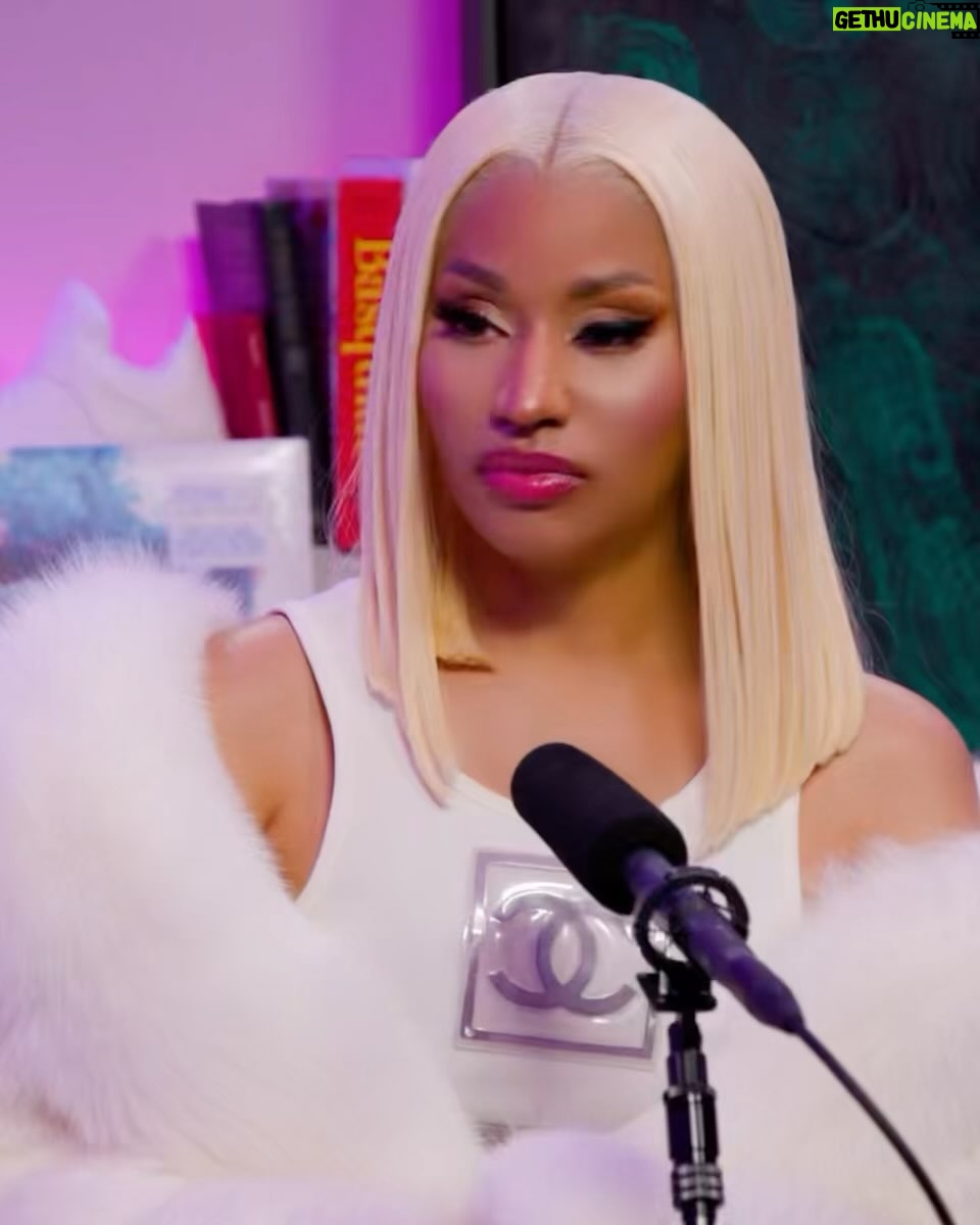 Nicki Minaj Instagram - A convo with @oldmanebro & @applemusic #AppleMusic1 🙏🏽🎀