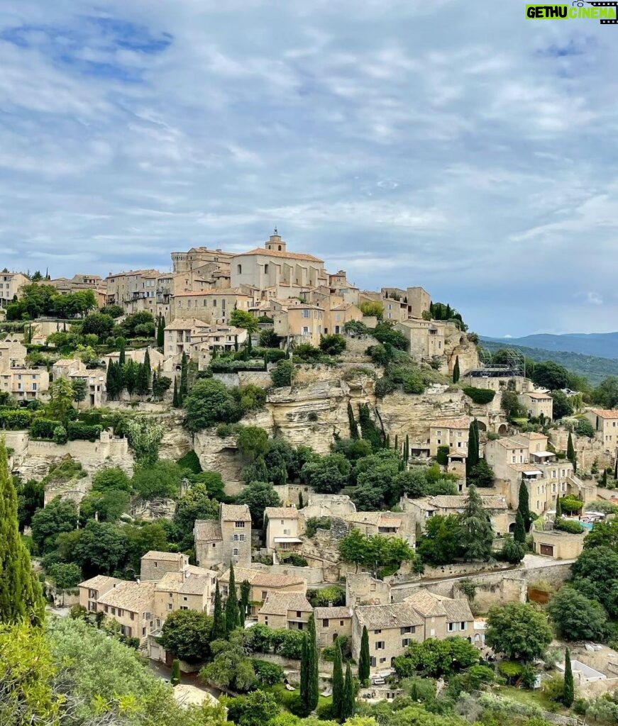 Nicki Shields Instagram - This week I’ve been mostly waddling round Provence.. Making the most of our last holiday for a while! 💖☀️🇫🇷 Loving discovering a part of France I’ve never been to before.. Gordes, Luberon, Roussillon … what a stunning part of the world! 😍☀️Still got a few more days to go if you have any last minute recommendations🙏🏼 The DS7 has been providing us with plenty of fun on the road! 💙 #family #holiday #luberon #gordes #roussillon #pool #southoffrance #discovering #drive #roadtrip #ds7