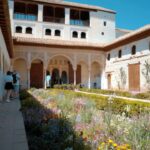 Nicolás Amelio-Ortiz Instagram - Se dice que cuando el último rey islámico entregó las llaves de la Alhambra a los reyes católicos, su madre le dijo: "lloras como una mujer lo que no supiste defender como un hombre". Que vieja de mierda lpm!!! Pero ese comentario que lanzó un guía turístico al pasar mientras yo filmaba por el Generalife también me hizo entender un poco mejor los vínculos de mis amigos españoles con la demostración de sus emociones y, sobre todo, con la validación de sus madres. Somos lo que hacemos con lo que hicieron de nosotros. Alhambra, Granada