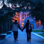 Nicolás Amelio-Ortiz Instagram - Hacía tiempo que no salía a sacar fotos por Madrid, y esta vez me llevé el 85mm. Normalmente prefiero el 50 porque, a mi parecer, tiene el punto justo de realismo visual e ilusión cinematográfica. El 85, en cambio, te hunde de lleno en el sueño fotográfico, ya que ningún ser humano puede "mirar" como este lente en la vida real. Y quizás fue precisamente por eso que elegí sacar fotos y filmar por la calle con un 85mm: para evadirme un rato del crudo realismo de estas semanas y capturar la ciudad de una forma un poco más idealizada. Madrid, Spain