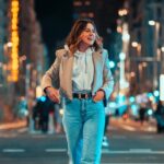 Nicolás Amelio-Ortiz Instagram - Hacía tiempo que no salía a sacar fotos por Madrid, y esta vez me llevé el 85mm. Normalmente prefiero el 50 porque, a mi parecer, tiene el punto justo de realismo visual e ilusión cinematográfica. El 85, en cambio, te hunde de lleno en el sueño fotográfico, ya que ningún ser humano puede "mirar" como este lente en la vida real. Y quizás fue precisamente por eso que elegí sacar fotos y filmar por la calle con un 85mm: para evadirme un rato del crudo realismo de estas semanas y capturar la ciudad de una forma un poco más idealizada. Madrid, Spain