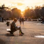 Nicolás Amelio-Ortiz Instagram - Hacía tiempo que no salía a sacar fotos por Madrid, y esta vez me llevé el 85mm. Normalmente prefiero el 50 porque, a mi parecer, tiene el punto justo de realismo visual e ilusión cinematográfica. El 85, en cambio, te hunde de lleno en el sueño fotográfico, ya que ningún ser humano puede "mirar" como este lente en la vida real. Y quizás fue precisamente por eso que elegí sacar fotos y filmar por la calle con un 85mm: para evadirme un rato del crudo realismo de estas semanas y capturar la ciudad de una forma un poco más idealizada. Madrid, Spain